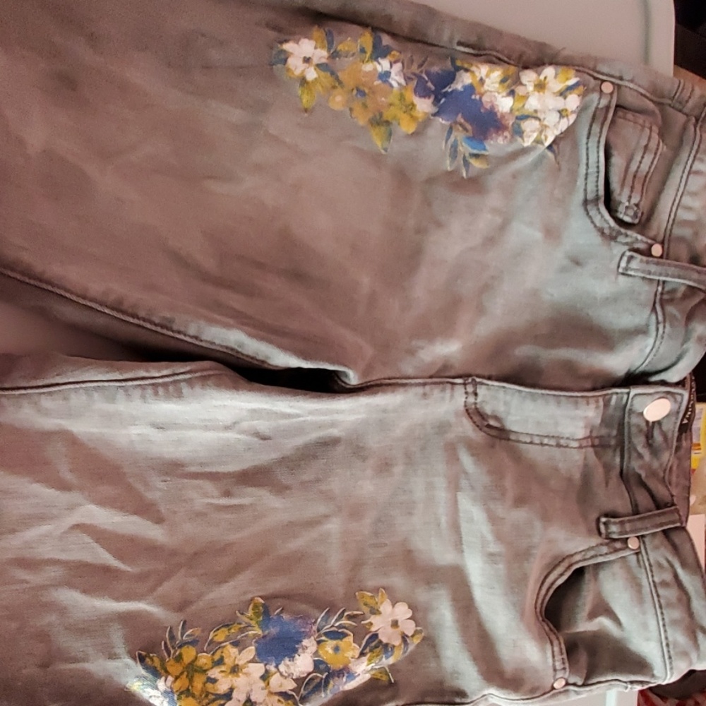 Gray Versona flower jeans unworn